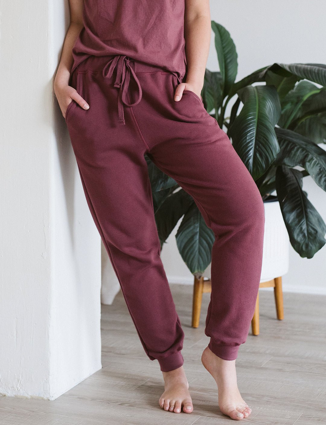 The Women's Essential Sweatpant - Dark Clay