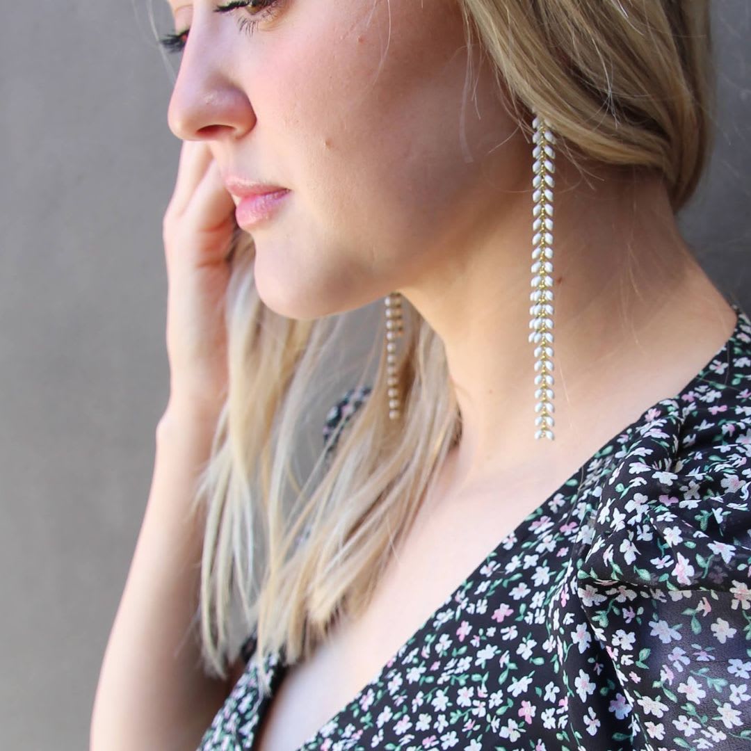 Elegante White Chevron Dangle Earrings