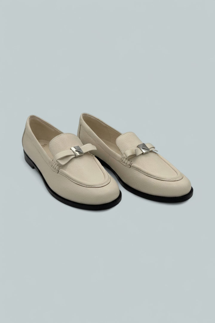 Deco Bow Pebbled Leather Loafer - Cashew Milk
