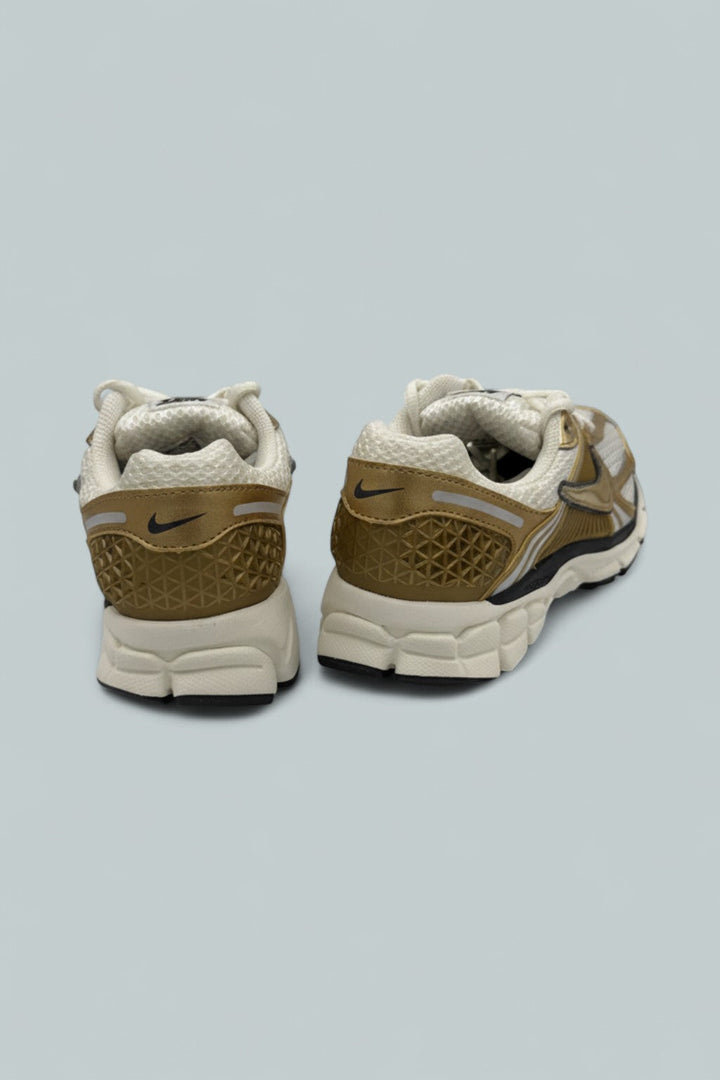 Zoom Vomero 5 Sneakers - Photon Dust/Metallic Gold/Gridiron/Sail