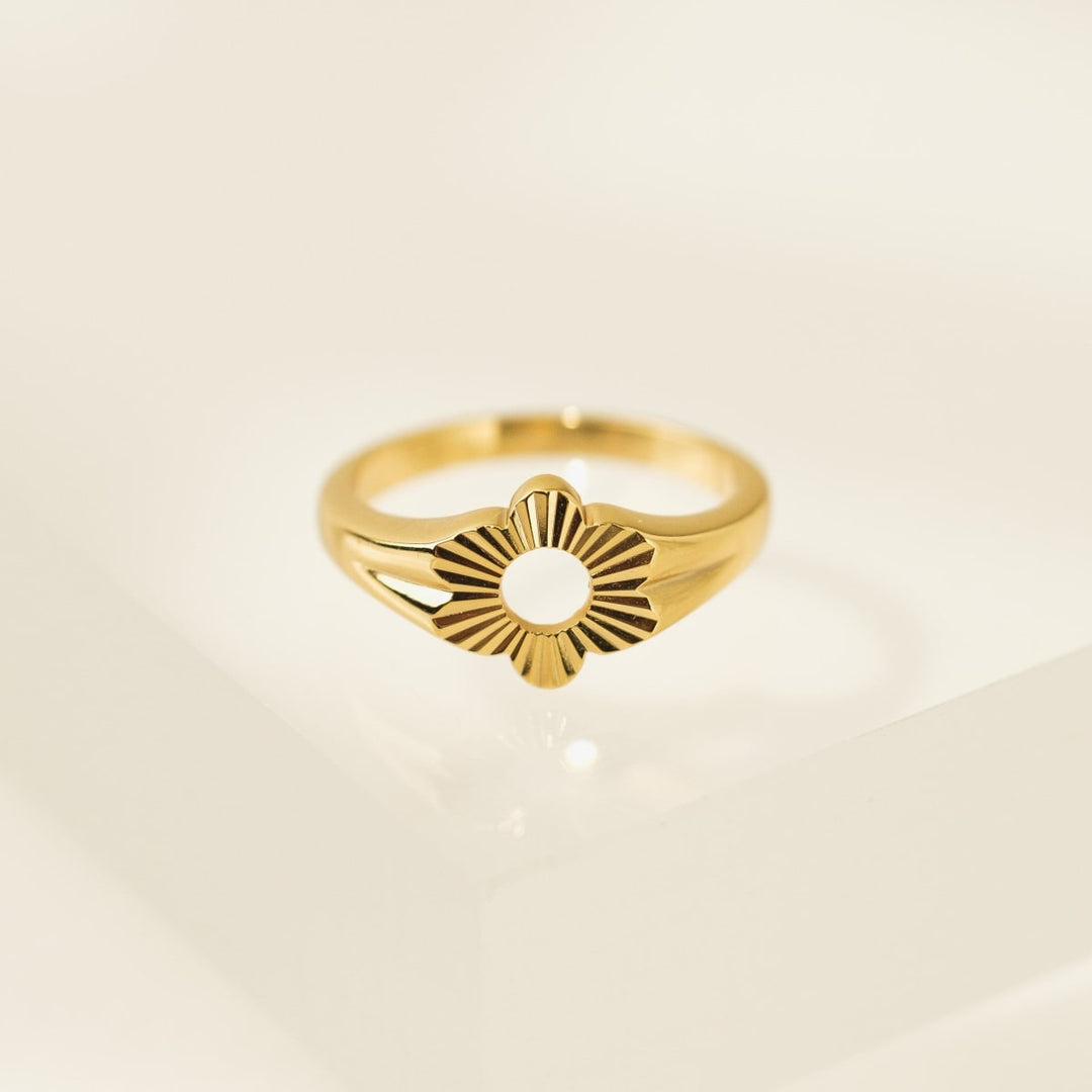 Daisy Fluted Signet Ring