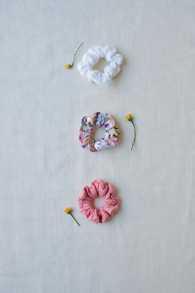 Seersucker floral scrunchie - Unique