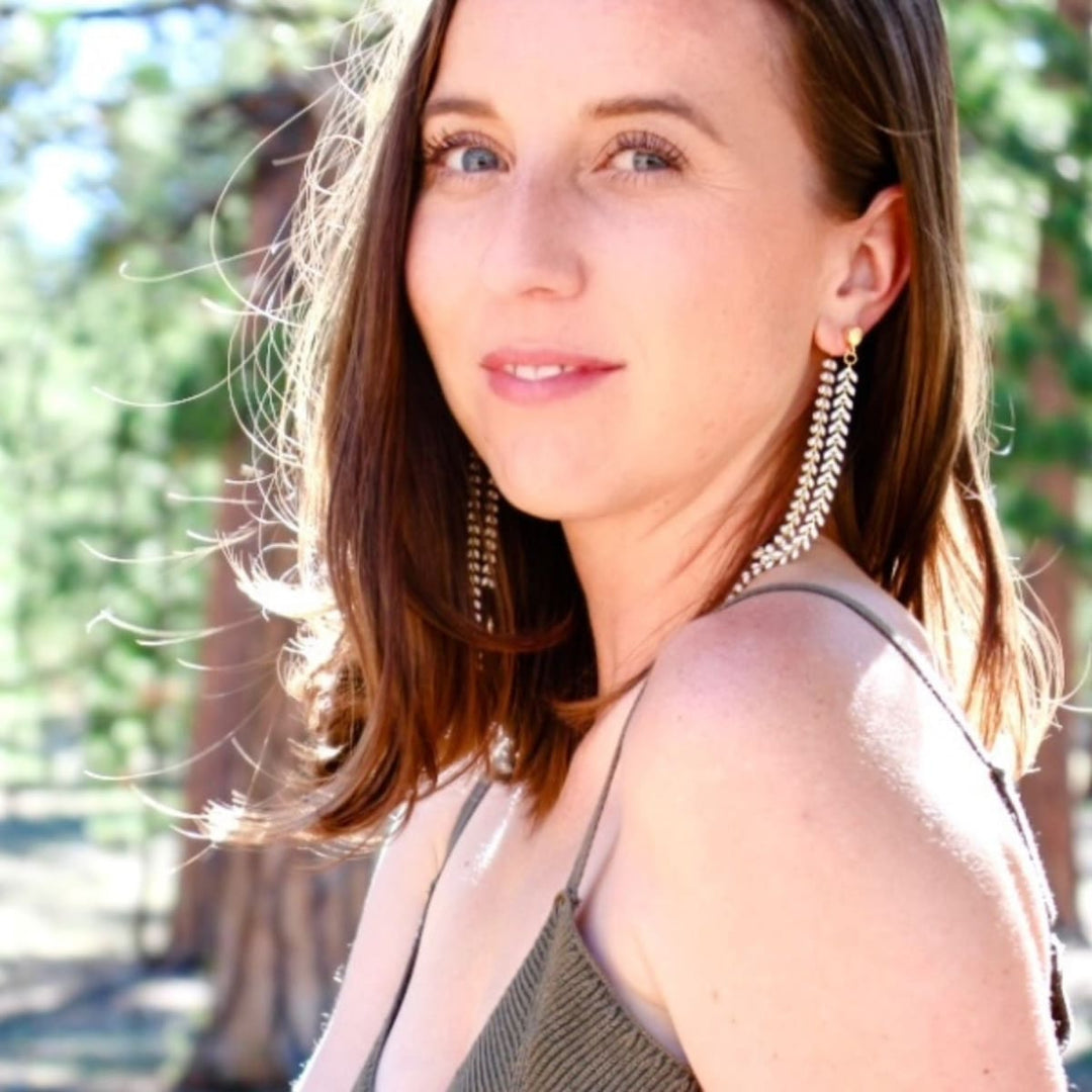 Elegante White Chevron Dangle Earrings