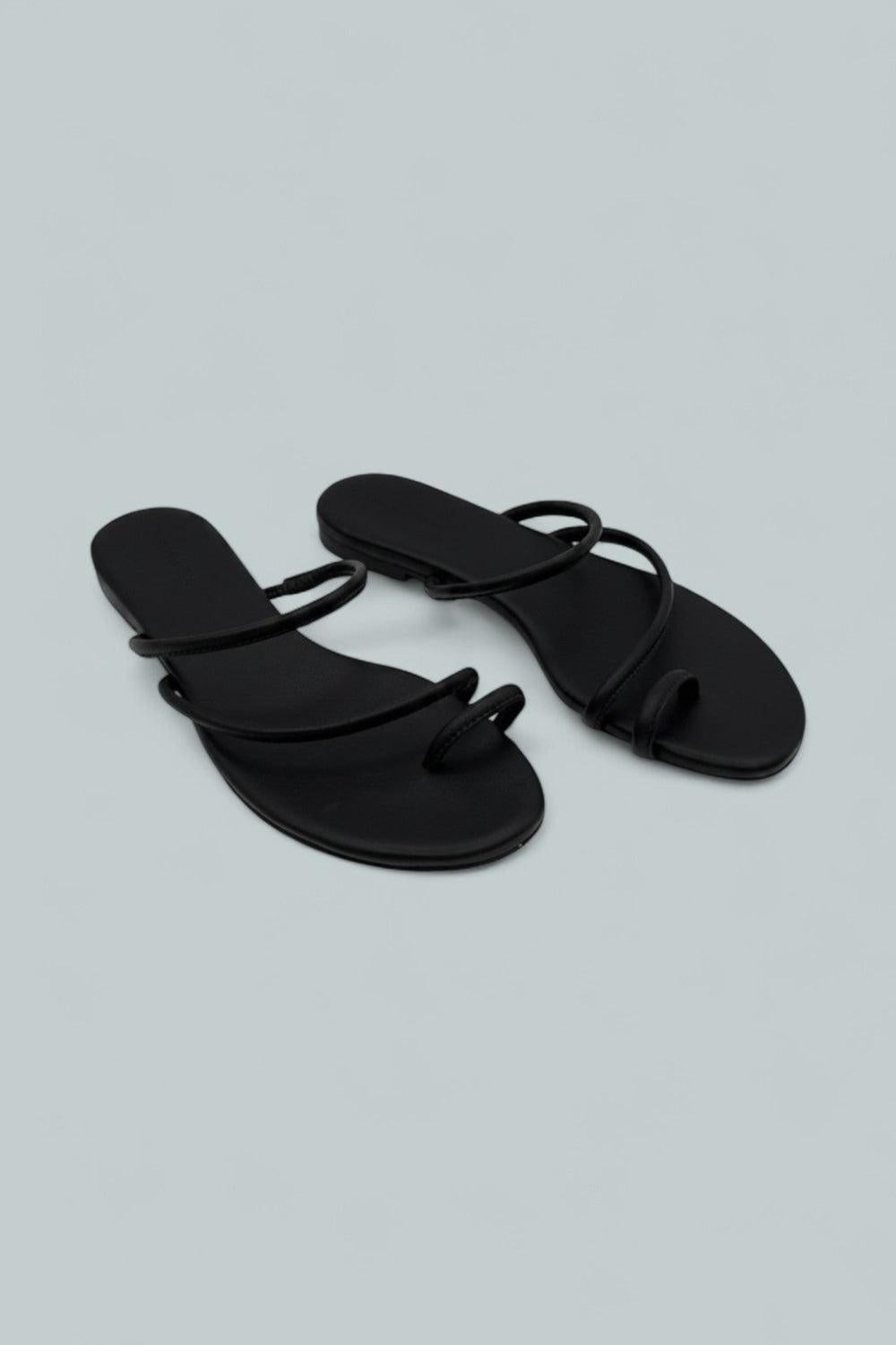 Ludo Toe Ring Strappy Flat Sandal - Black - 5 - Sandals