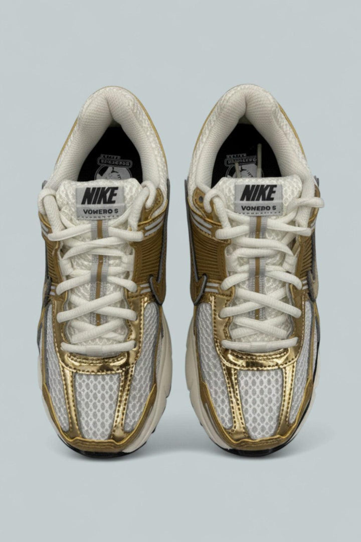 Zoom Vomero 5 Sneakers - Photon Dust/Metallic Gold/Gridiron/Sail - 6W / 4.5 M - Sneaker